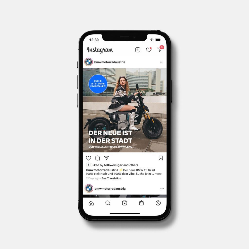 Smartphone zeigt Instagram Post mit Eli Preiss auf E-Motorrad vor urbanem Hintergrund als Teil der Digitalkampagne