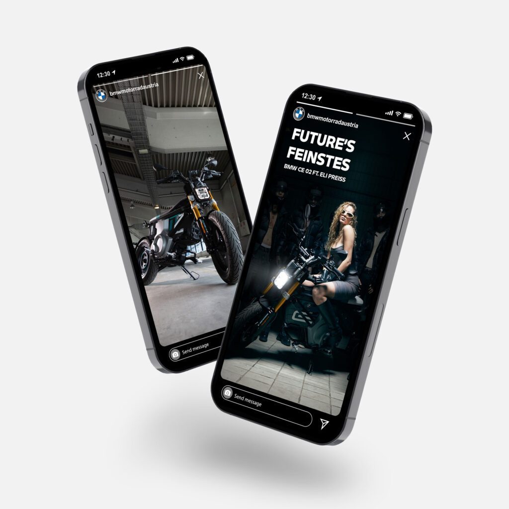Zwei Smartphones mit Social Media Storys aus der Digitalkampagne mit Eli Preiss auf E-Motorrad vor urbanem Hintergrund