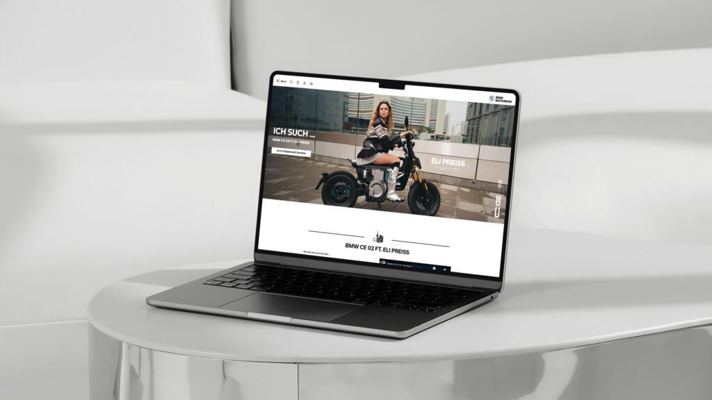 Laptop mit geöffneter Landingpage zeigt Eli Preiss auf E-Motorrad als zentrales Visual einer Digitalkampagne