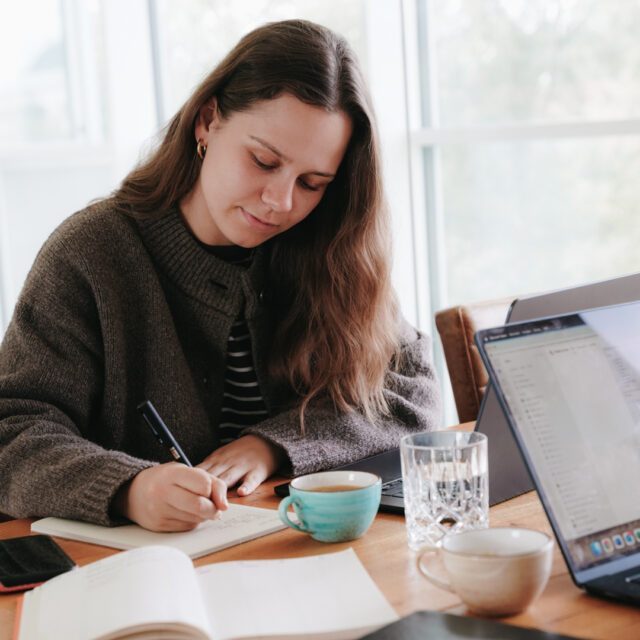 Auf Wuger Inside wird der Wert der kreativen und achtsamen Arbeitsweise sichtbar. Bild eines Teammitglieds bei der Arbeit an einem Projekt, das den Arbeitsalltag bei Wuger zeigt.