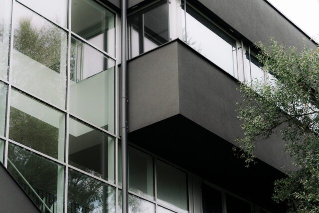 Modernes Bürogebäude der Full Service Werbeagentur Wuger in Salzburg mit klarer Architektur und Raum für Markenentwicklung