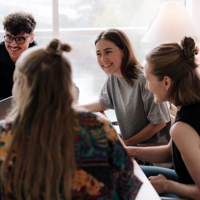 Team von Wuger entwickelt kreative Marketinglösungen in gemeinsamer Besprechung im Büro in Salzburg