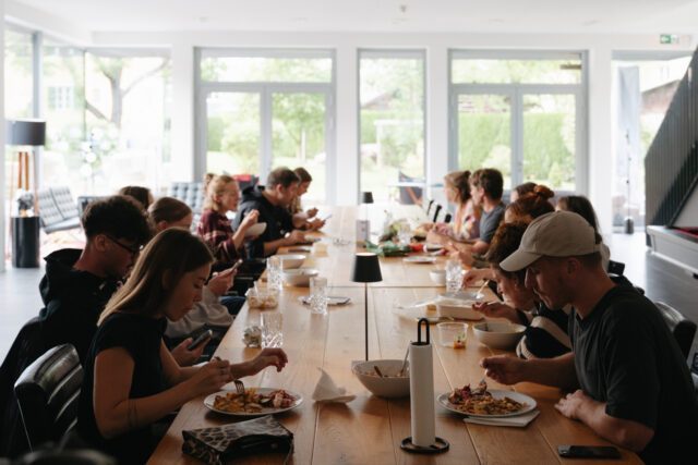 Ein Moment der gemeinsamen Zeit, das unsere Unternehmenskultur stärkt. Wuger Team beim gemeinsamen Frühstück, das die offene Kultur und Zusammenarbeit widerspiegelt