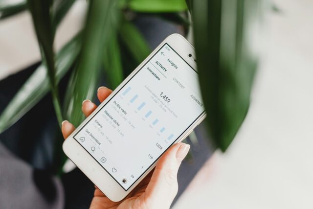 Smartphone mit Social Media Reporting – transparente Auswertungen, Erfolgsmessung und Optimierung von Maßnahmen für datenbasierte Entscheidungen Transparentes Social Media Reporting – Messung, Analyse und Optimierung deiner Maßnahmen