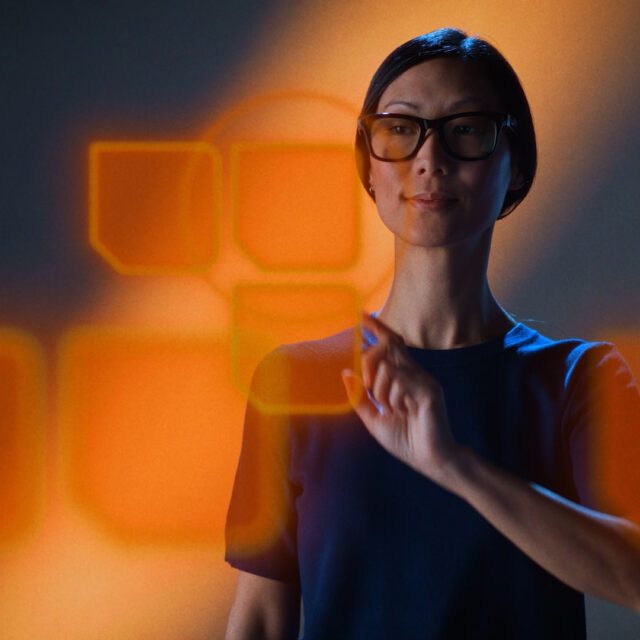 Nahaufnahme einer Frau im orangenem Licht aus dem Imagefilm für amsOSRAM produziert von Wuger zur Darstellung von Innovation und Markenvision durch Lichttechnologie