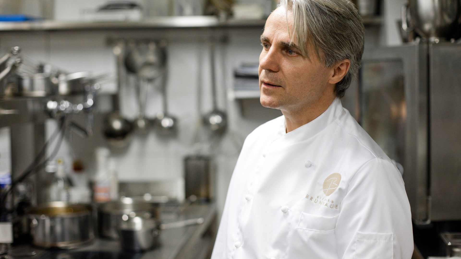 Chefkoch Richard Brunnauer in der Küche seines Drei Hauben Restaurants in Salzburg als Teil unserer Markenentwicklung für die Gastronomie bei Wuger Hospitality