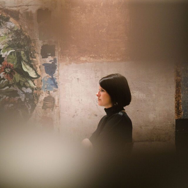 Weibliches Porträt vor einer strukturierten Wand im Restaurant Brunnauer in Salzburg als Teil unseres Fotografie und Markenstory Projekt Gastronomie von Wuger