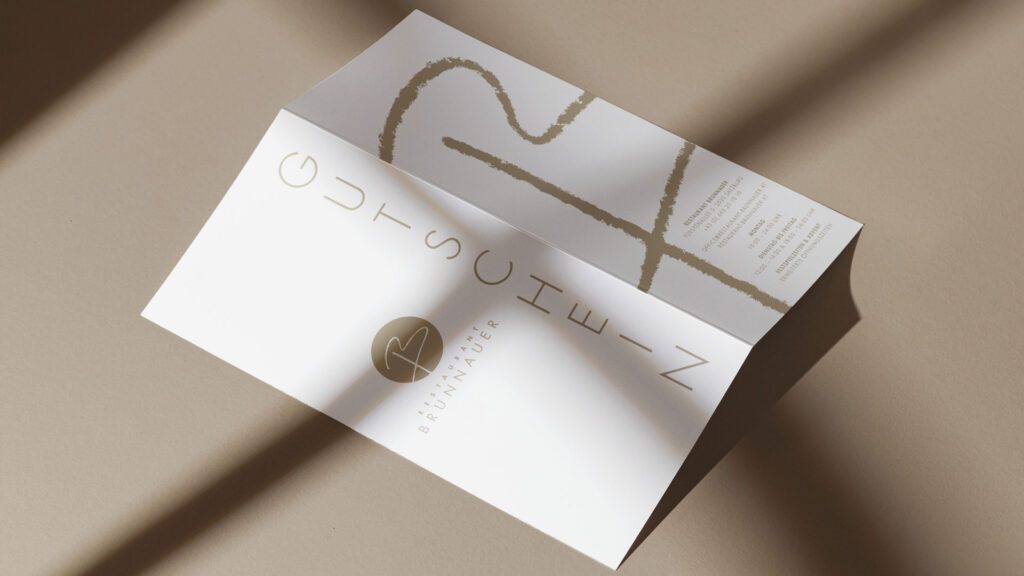 Elegante Brunnauer Gutscheinkarte mit Logo, Teil unseres Corporate Design Gastronomie Projekts und Printdesign