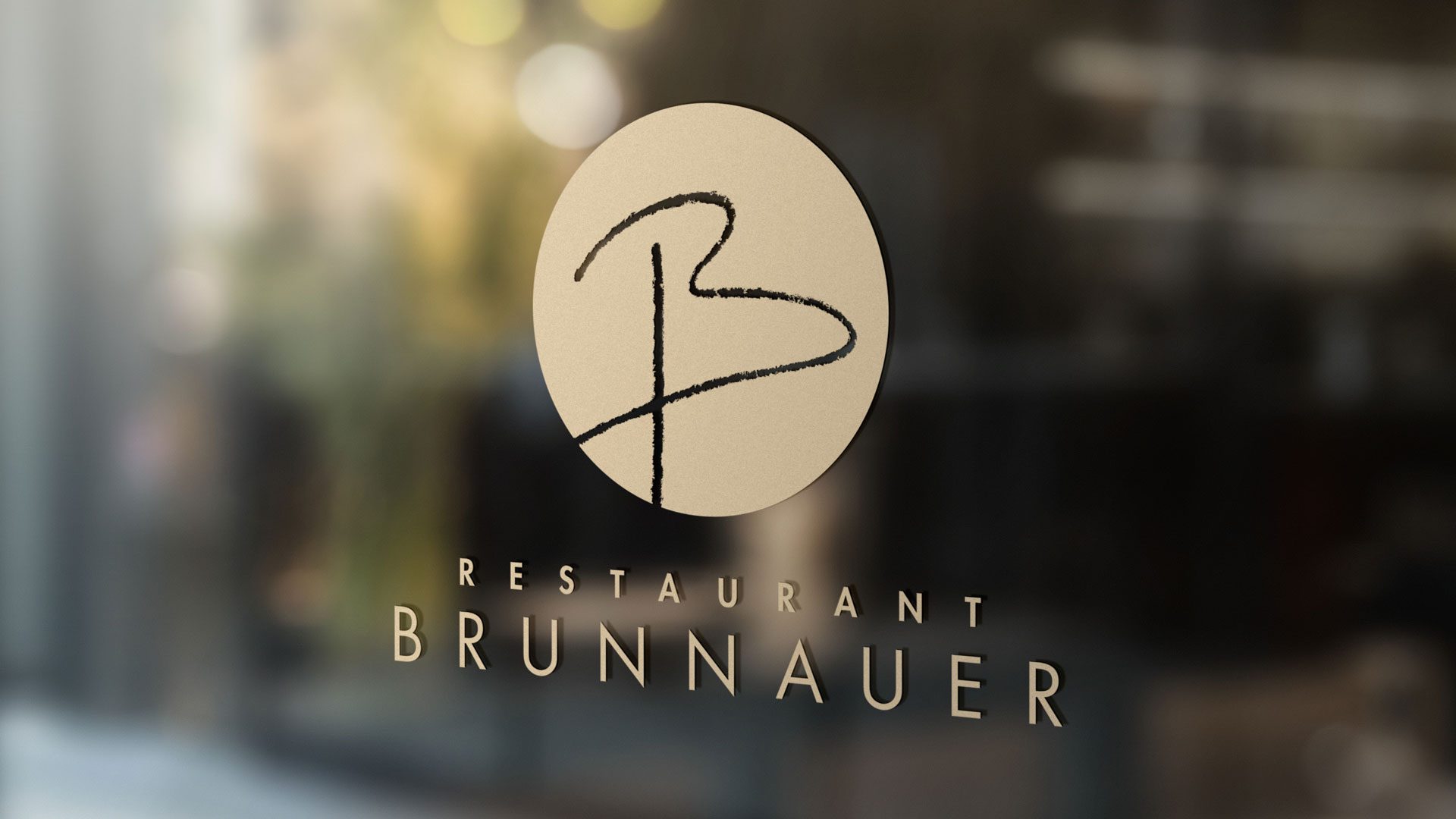 Logo des Restaurants Brunnauer auf Glasfront, gestaltet im Rahmen unseres Corporate Design Gastronomie Cases von Wuger