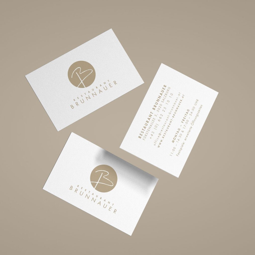 Zwei Seiten der Brunnauer Geschäftskarten mit Logo und Kontaktdaten, gestaltet für unser Corporate Design Gastronomie Projekt