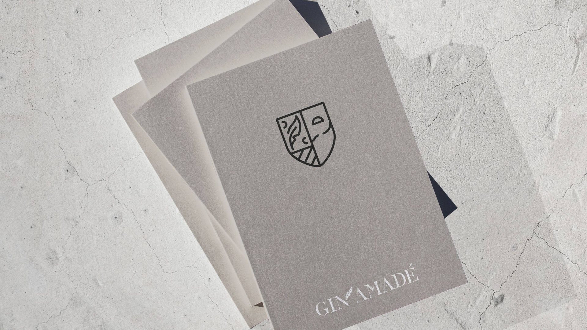 Coverdesign des Gin Amadé Magazins gestaltet von Wuger mit reduziertem Wappenlogo und Typografie als Teil des Markenauftritts für Herr Werner
