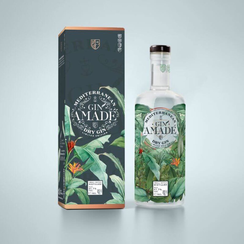 Flasche und Verpackung des Mediterranean Dry Gin Amadé gestaltet von Wuger mit Fokus auf Markenentwicklung Packaging Design und Produktvisualisierung für Herr Werner