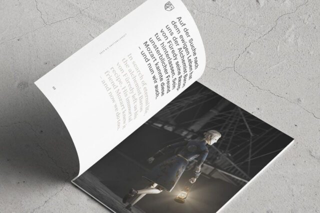 Offenes Magazin mit Illustration einer Figur aus dem Storytelling des Gin Amadé gestaltet von Wuger als Teil des Markenauftritts und Editorial Designs für Herr Werner