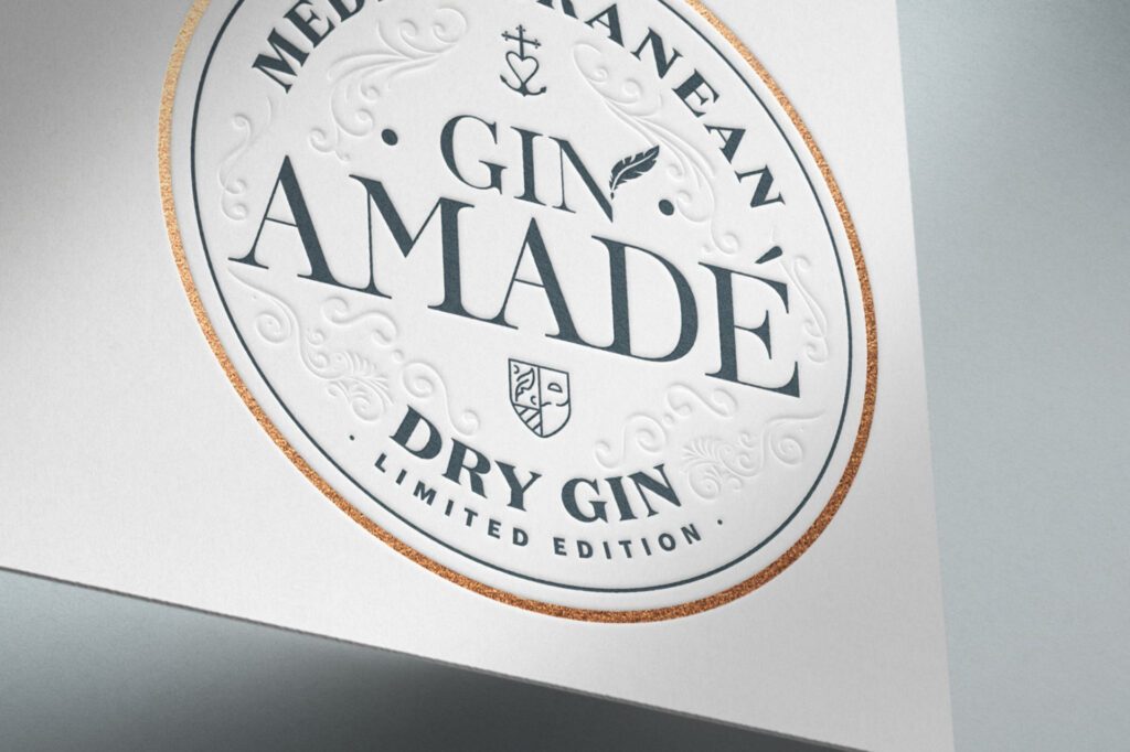 Detailaufnahme des geprägten Etiketts für den Premium Gin Amadé gestaltet von Wuger mit Fokus auf Packaging Design Branding und Druckveredelung für die Spirituosenmarke Herr Werner