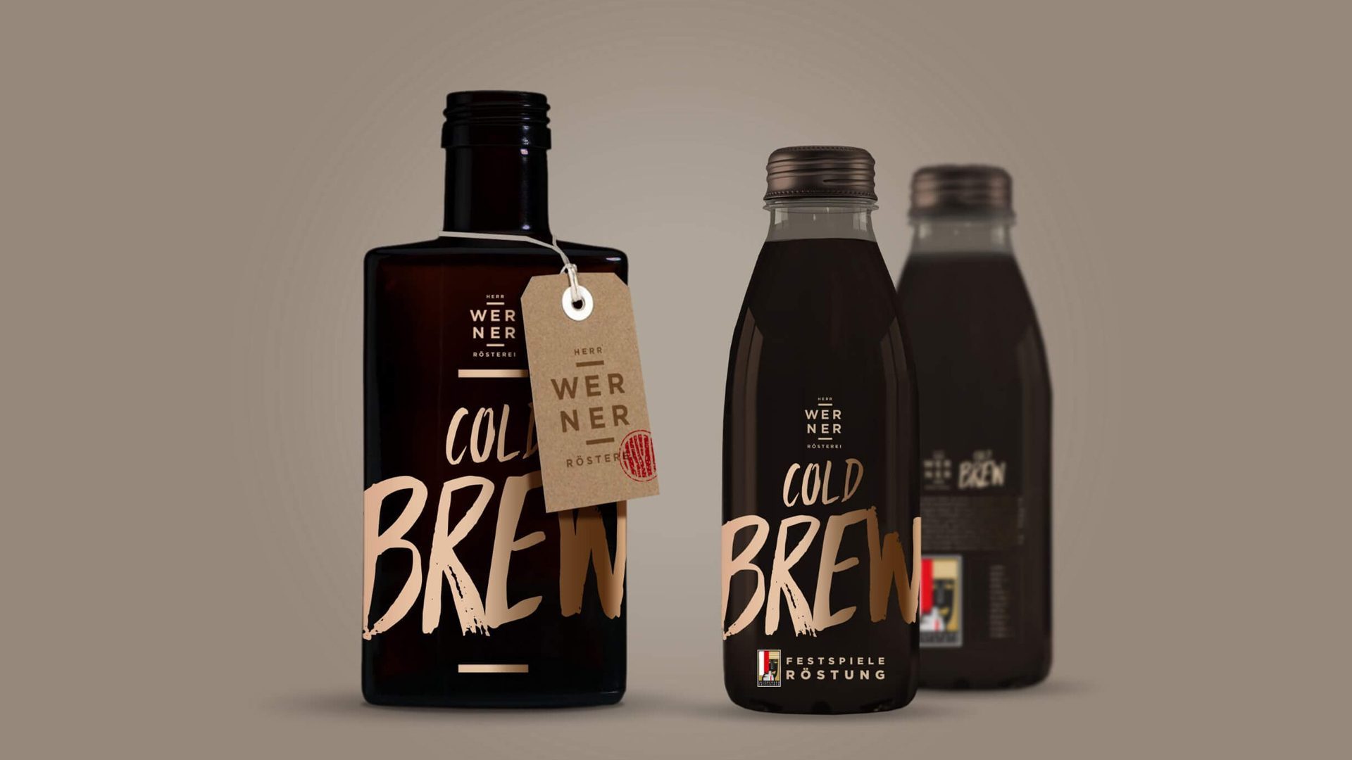 Cold Brew Flaschen in dunkler Glasoptik mit gestischer Typografie als Sonderedition im Packaging Design gestaltet von Wuger
