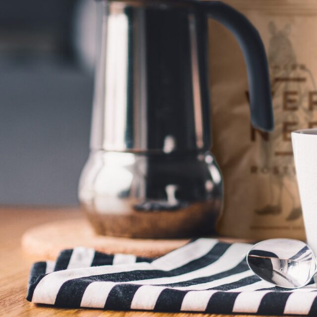 Detailaufnahme mit Kaffeekocher Tuch und Packaging im Hintergrund als atmosphärische Produktinszenierung gestaltet von Wuger