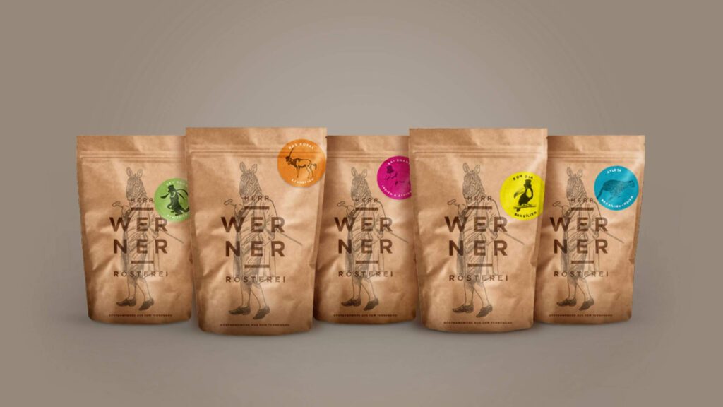 Reihe naturfarbener Kaffeepackungen mit farbigen Sortenstickern als harmonisches Packaging Design umgesetzt von Wuger