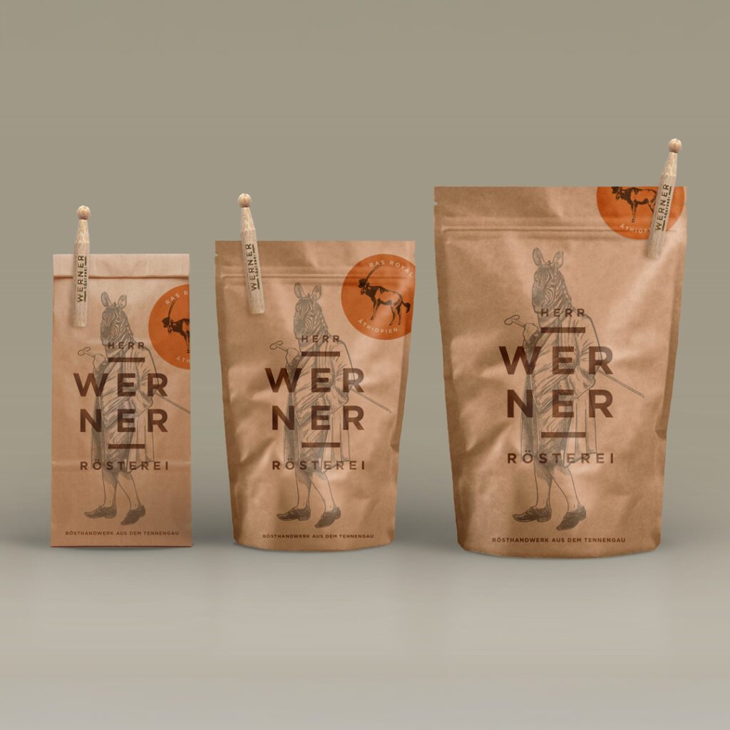 Drei naturfarbene Kaffeepackungen in unterschiedlichen Größen mit illustrativem Branding als Packaging Design umgesetzt von Wuger