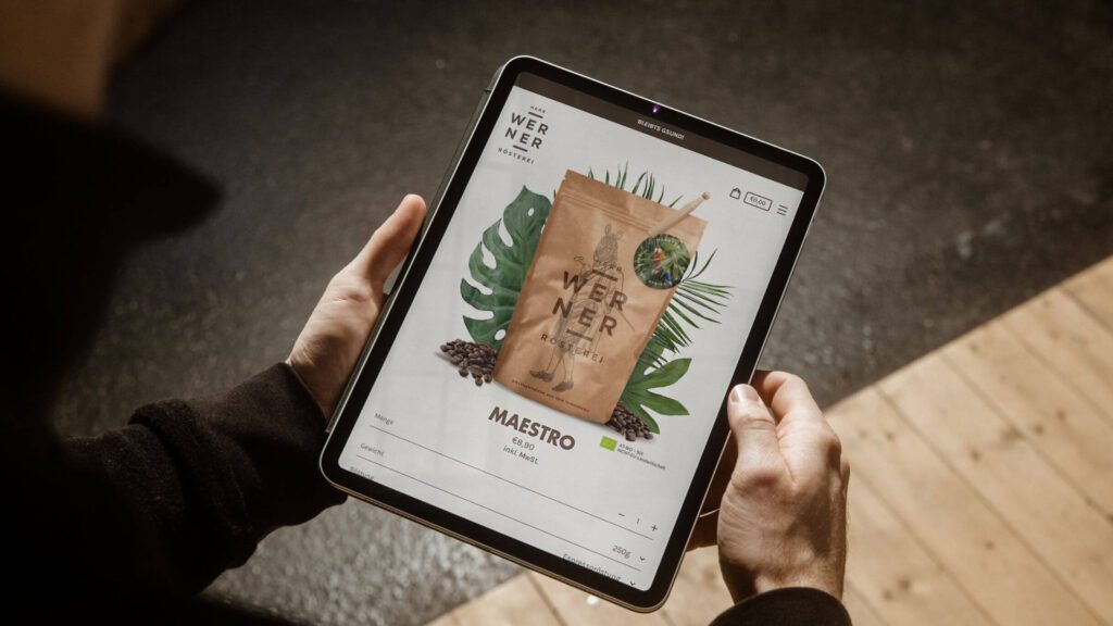 Tablet mit geöffneter Produktseite und gestaltetem Packaging Visual als Teil des Branding Designs entwickelt von Wuger