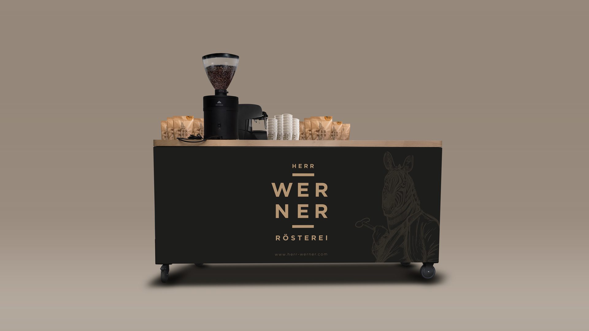 Produktvisualisierung einer mobilen Kaffeebar mit Branding von „Herr Werner“, gestaltet von Wuger