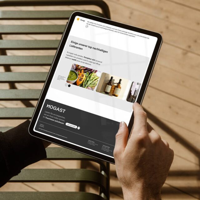 Person liest den HOGAST Newsletter am Tablet – digitales Kommunikationsdesign und Content-Erstellung realisiert von WUGER.