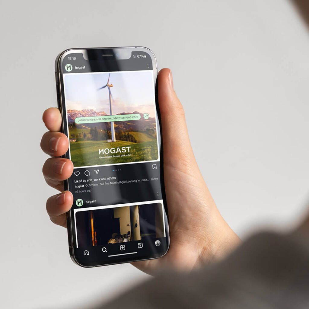 Hand hält Smartphone mit HOGAST Instagram-Post über Nachhaltigkeit – Social-Media-Kommunikation gestaltet vom WUGER-Team.