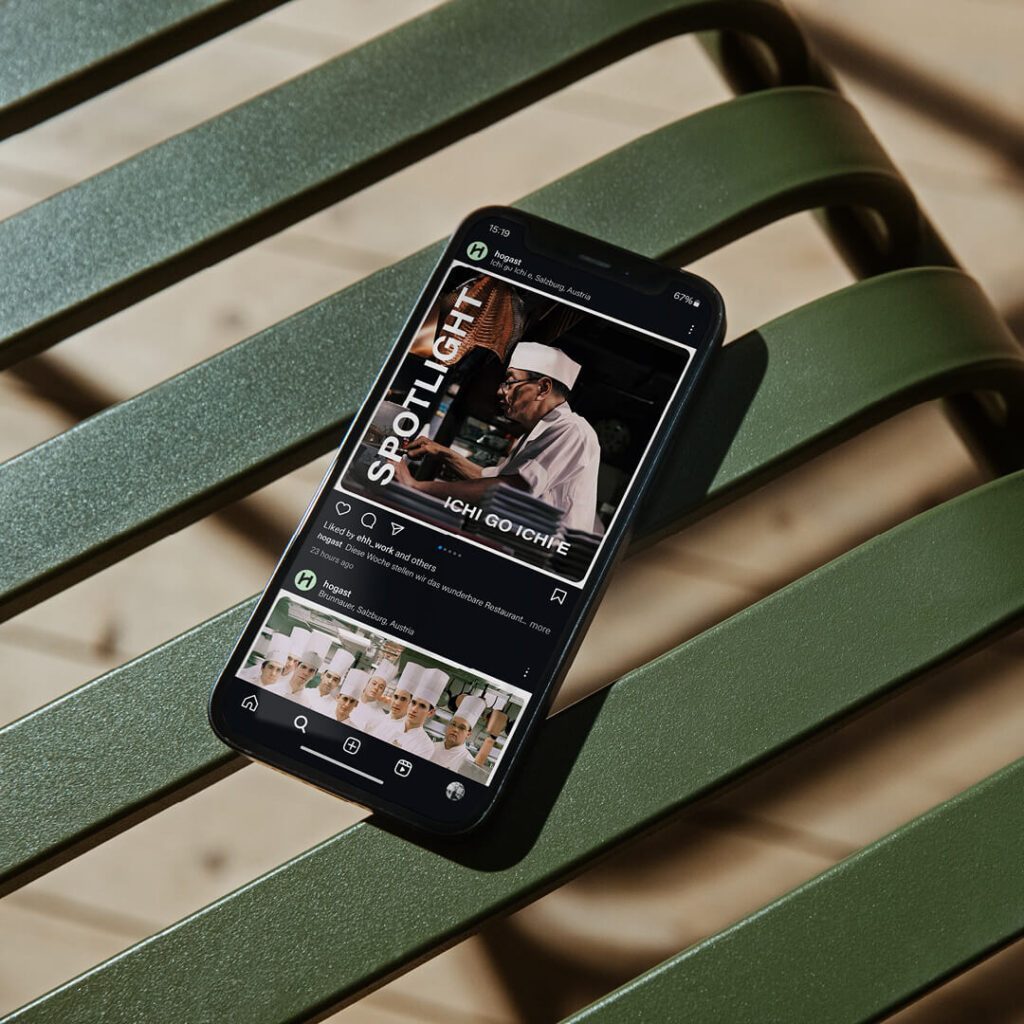 Smartphone zeigt HOGAST Instagram-Post mit Küchenmotiven – Social-Media-Auftritt gestaltet von den Markenexperten von WUGER.