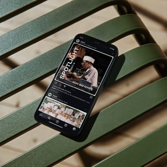 Smartphone zeigt HOGAST Instagram-Post mit Küchenmotiven – Social-Media-Auftritt gestaltet von den Markenexperten von WUGER.
