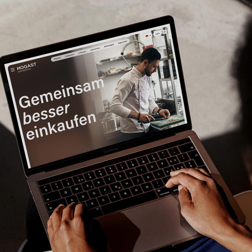 Person betrachtet die HOGAST Website mit dem Claim ‚Gemeinsam besser einkaufen‘ – digitales Branding gestaltet von WUGER.