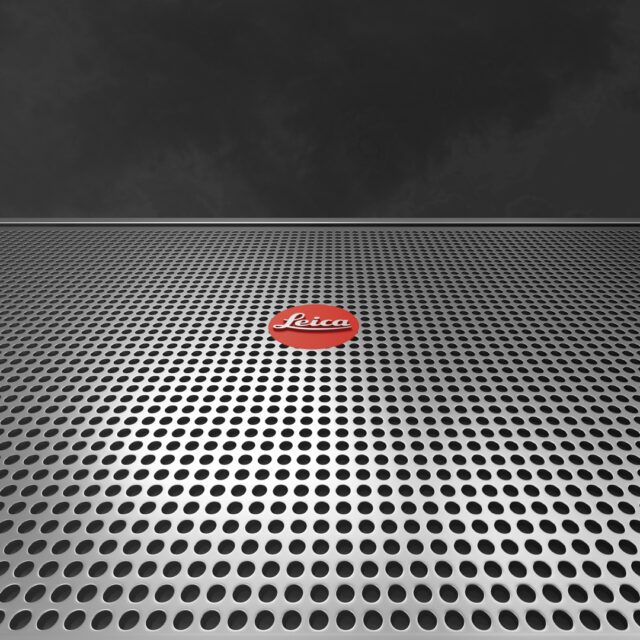 Makroaufnahme des ikonischen Leica Logos auf dem Cine 1 Projektor – hochwertige Produktvisualisierung und Markeninszenierung von WUGER.