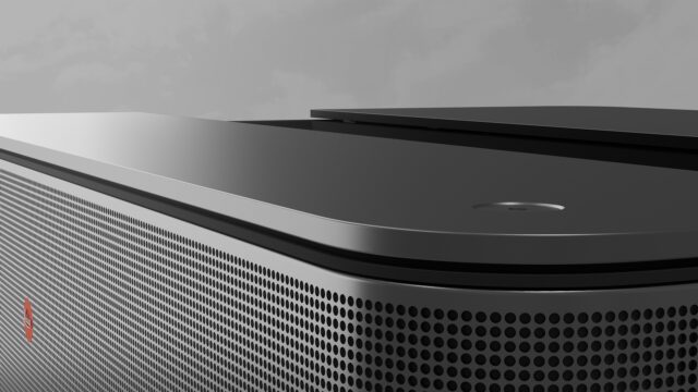 Perfektion im Detail – WUGER setzt das minimalistische Design des Leica Cine 1 in einer hochwertigen Produktvisualisierung in Szene. Detailaufnahme des Leica Cine 1 Projektors – präzise Produktvisualisierung und Designinszenierung im Rahmen der Markenentwicklung von WUGER.