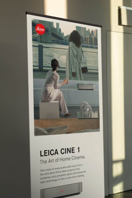 Leica Cine 1 Roll-up mit Kampagnenmotiv und Claim ‚The Art of Home Cinema‘ – Branding und Kampagnenkonzept realisiert von WUGER.