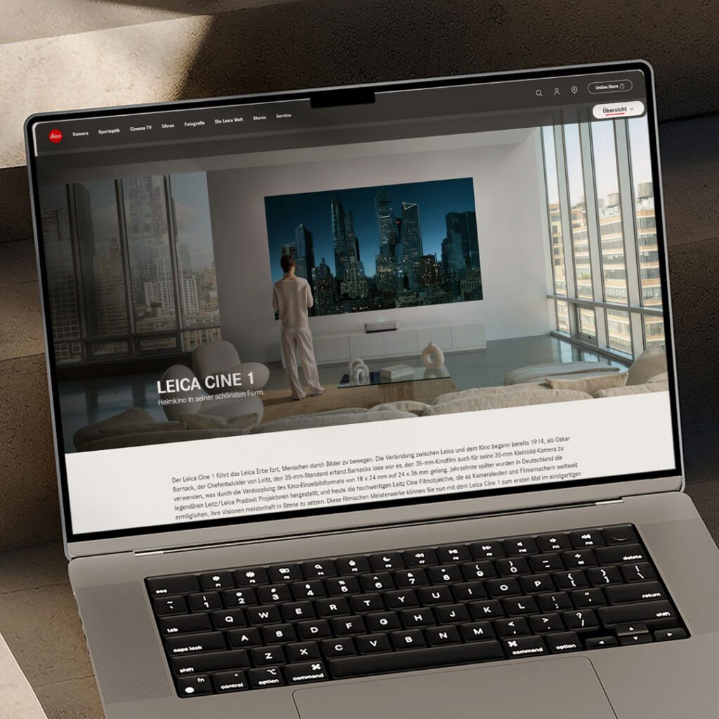 Ein Laptop zeigt das Website-Design für den Leica Cine 1. WUGER inszeniert das Premiumprodukt mit klarer Bildsprache, Content-Strategie und Markenästhetik.