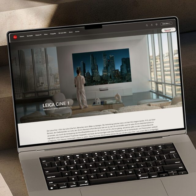 Klares Design, hochwertige Bildwelten und präzise Textierung: Die Leica Cine 1 Website als digitales Markenerlebnis – entwickelt von WUGER. Ein Laptop zeigt das Website-Design für den Leica Cine 1. WUGER inszeniert das Premiumprodukt mit klarer Bildsprache, Content-Strategie und Markenästhetik.