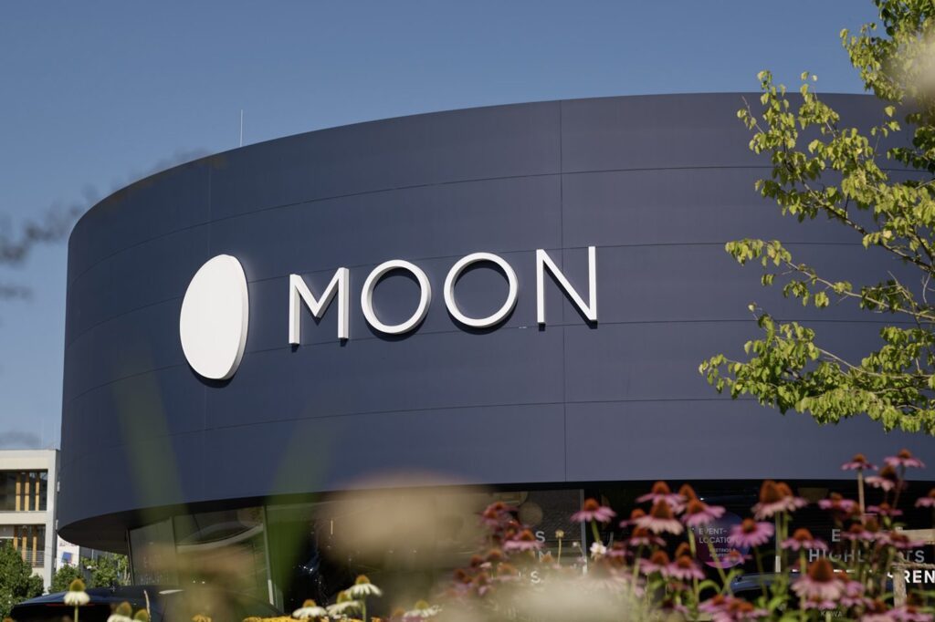 wuger-case-moon-moon-city