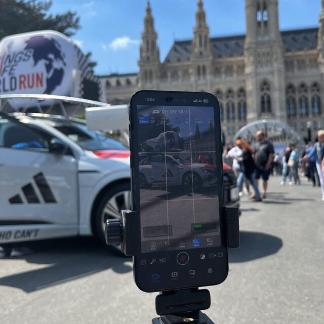 Smartphone-Kamera filmt beim Wings for Life World Run vor dem Wiener Rathaus für Social Media Eventbetreuung von Wuger