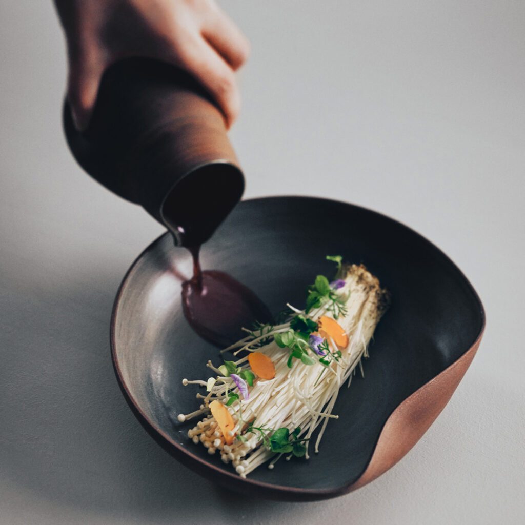 Feines Gericht aus Pilzen mit violetter Sauce, fotografiert für das Boutique Hotel Stiegnhaus und unser Corporate Design Boutique Hotel Projekt