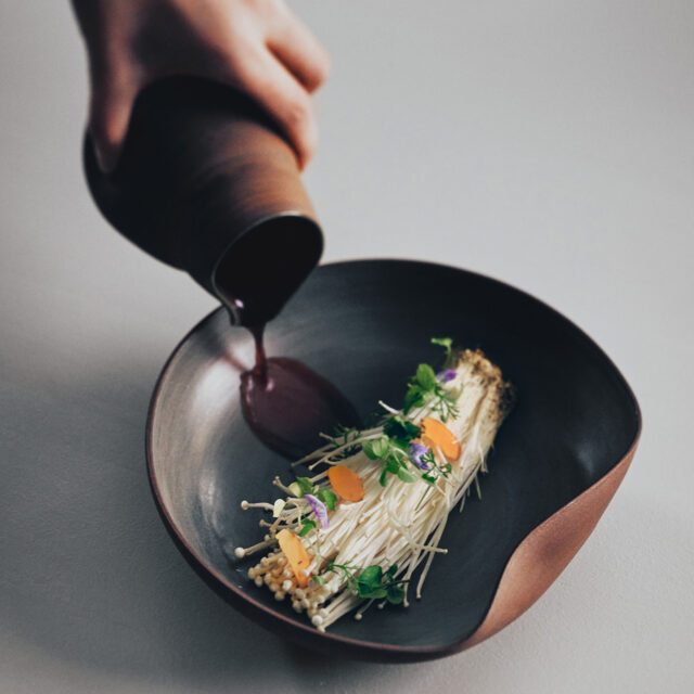 Die kulinarische Inszenierung vermittelt die Qualität des Stiegnhaus. Im Corporate Design Boutique Hotel Case nutzen wir Food Fotografie zur Markenstory. Feines Gericht aus Pilzen mit violetter Sauce, fotografiert für das Boutique Hotel Stiegnhaus und unser Corporate Design Boutique Hotel Projekt