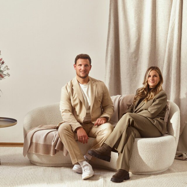 Porträt des Gastgeberpaars des Stiegnhaus auf einer Couch, aufgenommen für unser Corporate Design Boutique Hotel Projekt