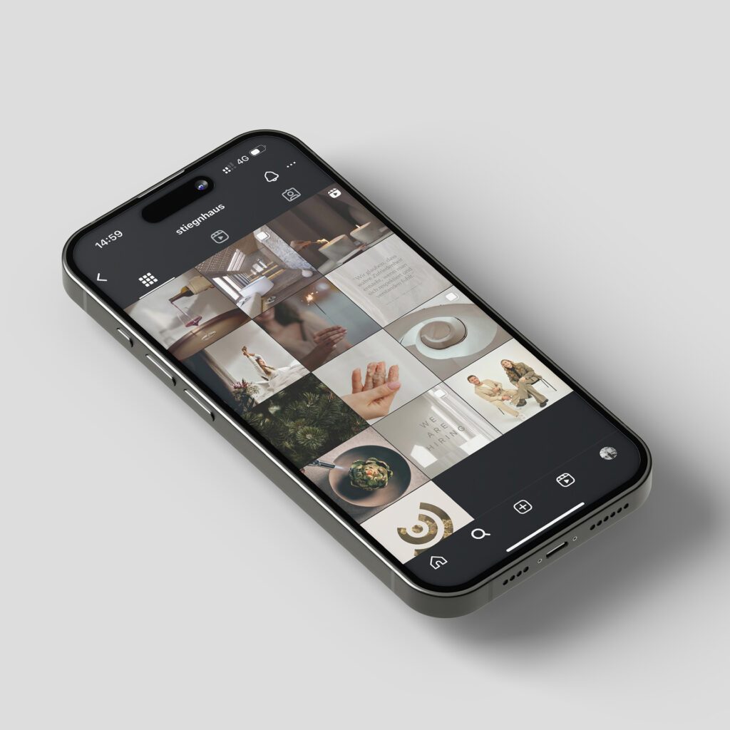 Smartphone mit Instagram Feed des Stiegnhaus, Teil unseres Corporate Design Boutique Hotel Projekts und unserer Social Media Strategie