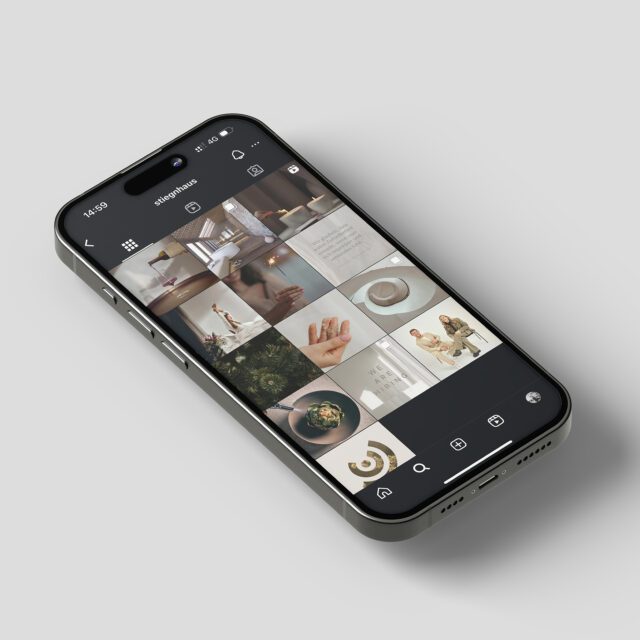 Social Media trägt zum Markenerlebnis bei. Im Corporate Design Boutique Hotel Case erstellen wir für Stiegnhaus einen stimmigen Instagram Feed. Smartphone mit Instagram Feed des Stiegnhaus, Teil unseres Corporate Design Boutique Hotel Projekts und unserer Social Media Strategie