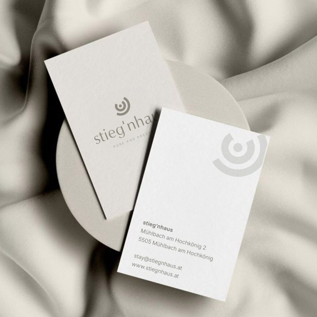 Zwei Visitenkarten des Boutique Hotels Stiegnhaus mit Logo und Kontaktdaten, Teil unseres Corporate Design Boutique Hotel Projekts