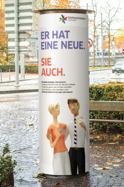 Litfaßsäule mit Kampagnenmotiv von Salzburg Verkehr, zwei 3D Figuren halten lächelnd ihre Jahreskarten in der Hand