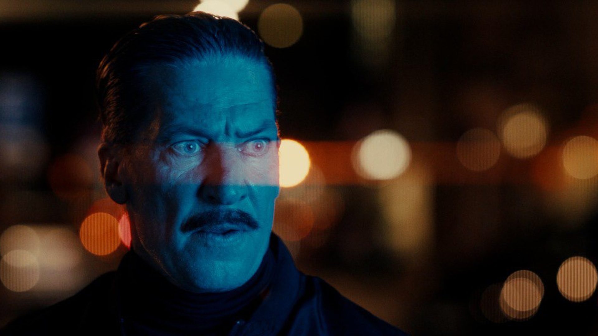 Porträt in neonblauer Lichtstimmung als Teil einer von Wuger inszenierten Werbespotproduktion