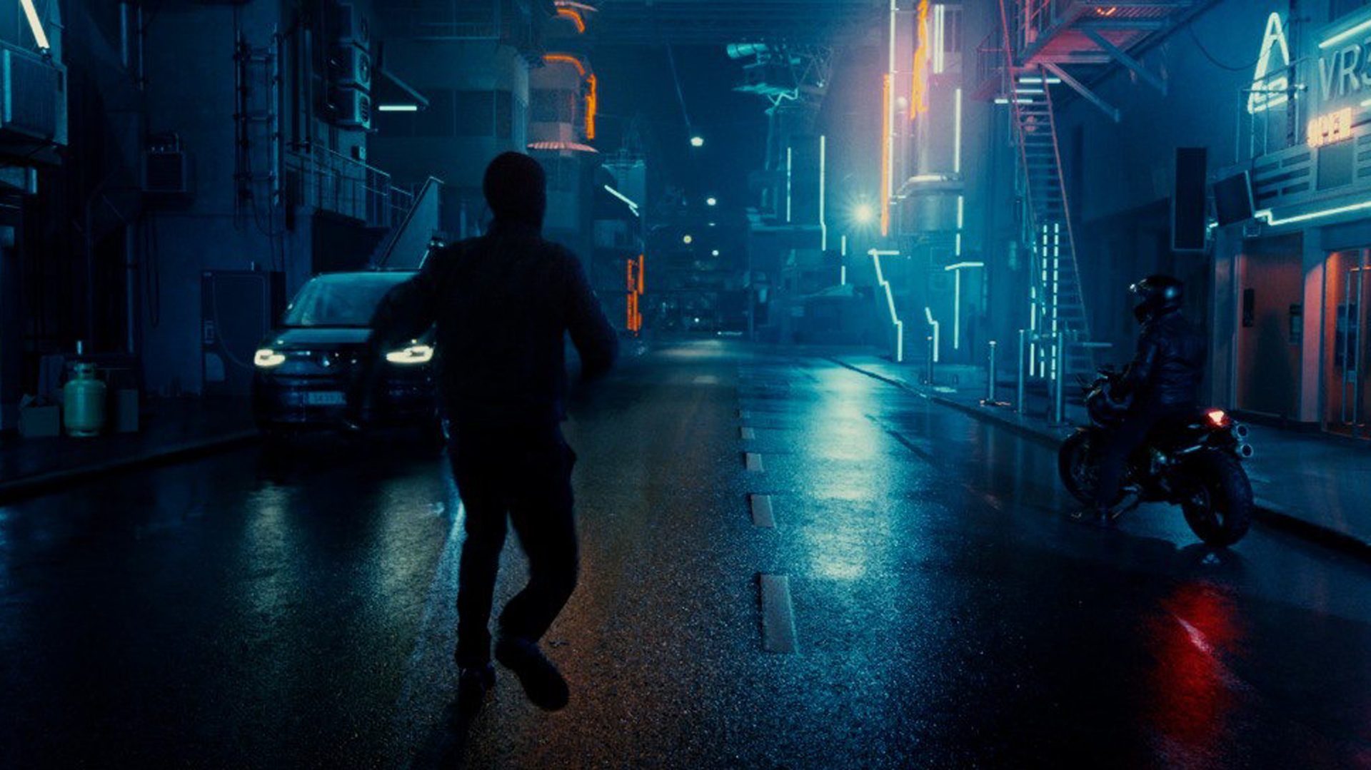 Düstere nächtliche Straßenszene mit intensiven künstlichen Lichtquellen als cinematische Inszenierung von Wuger