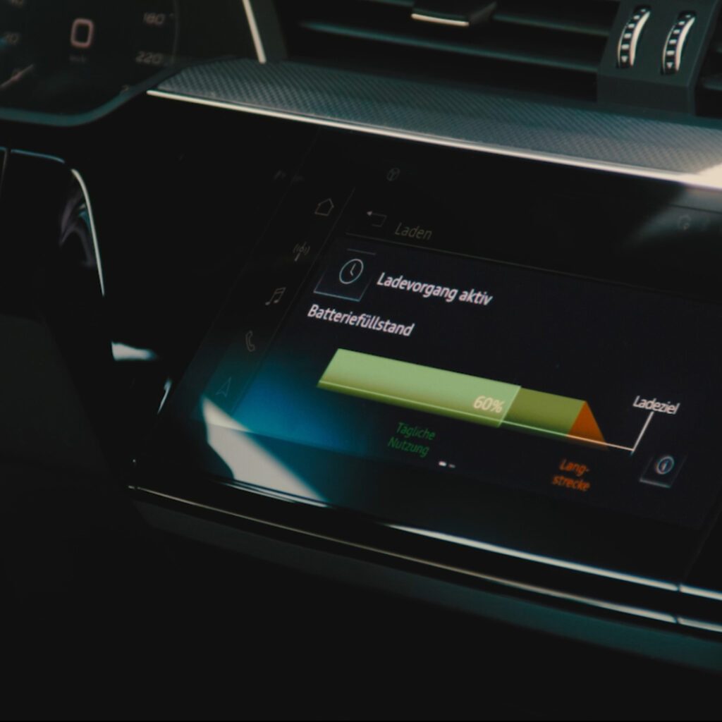 Display eines Elektroautos mit aktivem Ladevorgang während der Filmproduktion des MOON TV Spots