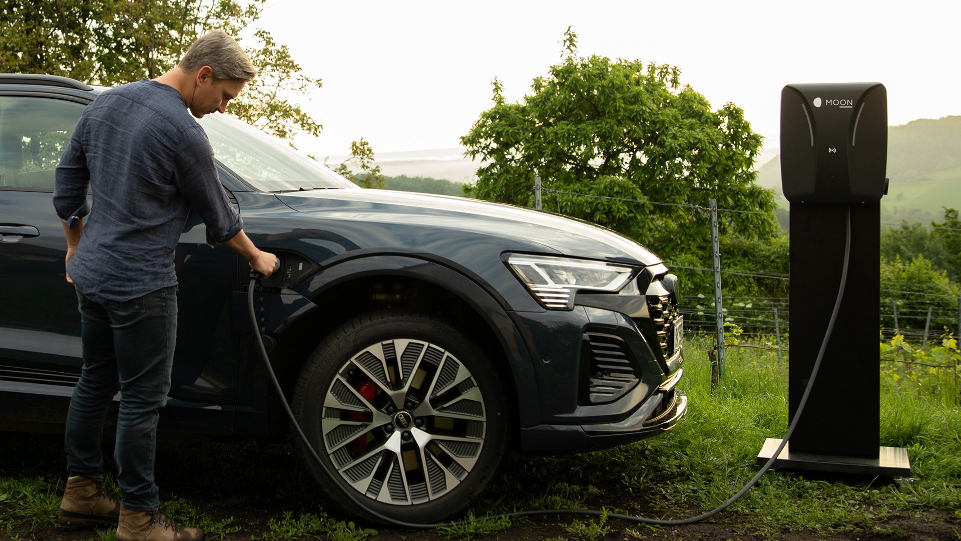 Wuger Filmproduktion inszeniert E Auto beim Laden als Teil einer authentischen Tv Spot Produktion