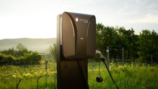 TV Spot Produktion für MOON mit moderner Ladesäule im Weinberg bei Sonnenaufgang als Symbol für nachhaltige Energie