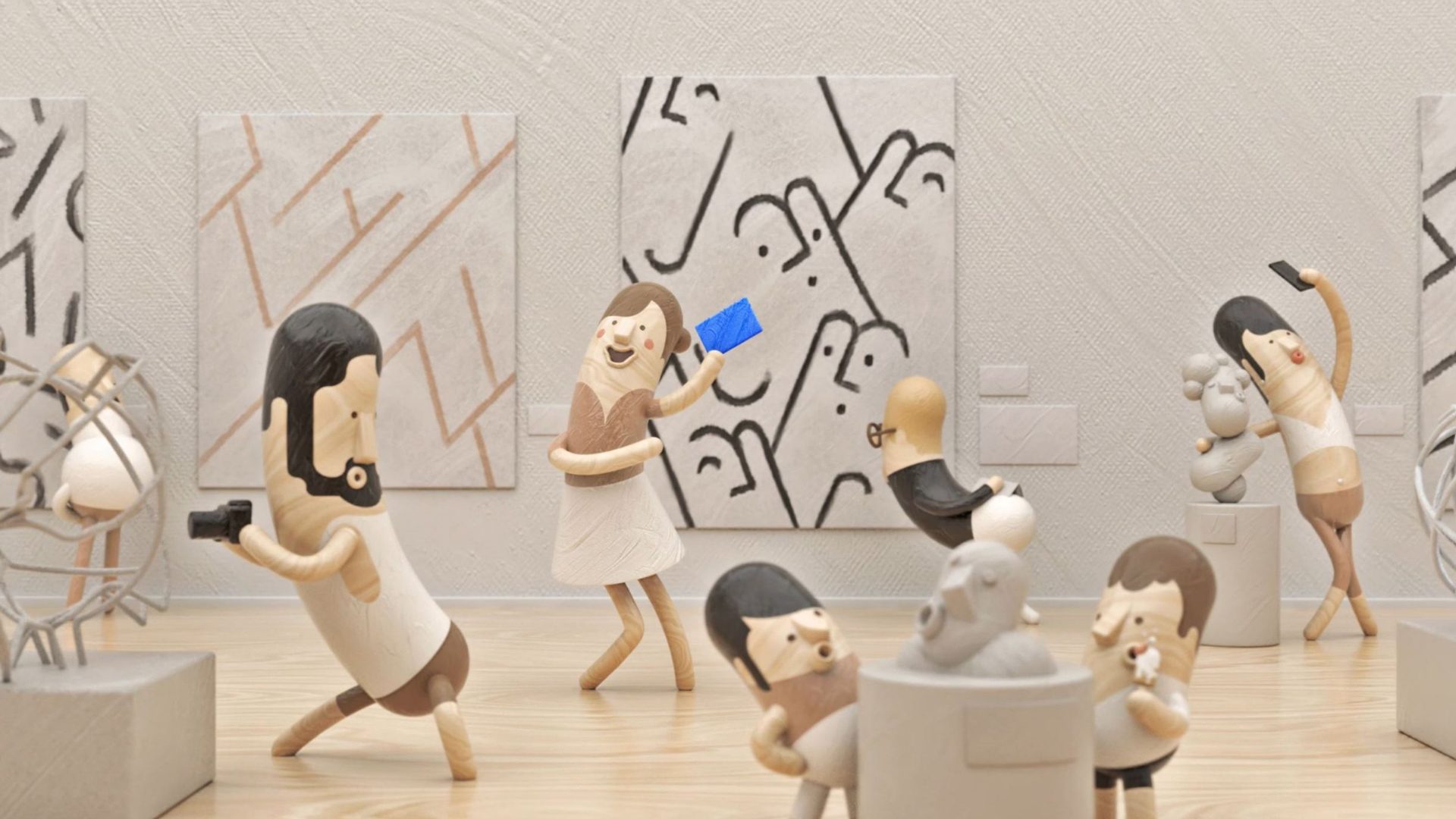Holzfiguren in einer hellen Museumsszene, in der eine Figur eine blaue Vorteilskarte hochhält und der Miniaturstil den Zugang zu kulturellen Erlebnissen betont