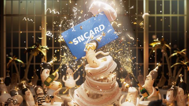 Ein Fest aus Licht, Bewegung und Humor. Wuger erschafft eine lebendige 3D Miniaturwelt, in der Animation und Detailverliebtheit verschmelzen. 3D Szene mit feiernden Figuren und der blauen SN Card als Mittelpunkt des Animationsvideos von Wuger